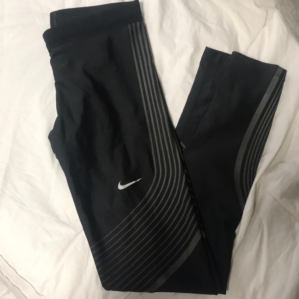 Black Nike running leggings